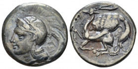 Lucania, Velia Didrachm circa 280, AR 21.00 mm., 7.08 g.
Helmeted head of Athena l., helmet decorated with griffin, palmette on neck guard; A before ...
