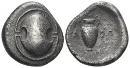 Boeotia, Thebes Stater circa 379-368, AR 23.00 mm., 11.26 g.
Boeotian shield. Rev. Amphora; [laurel wreath] above, YA-RO across field; all within inc...