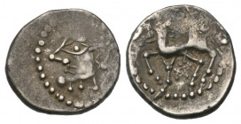 Gallien. Bituriges.

 Quinar (Silber).
Vs: Kopf links.
Rs: Pferde nach links stehend, darüber Schwert, darunter Pentagramm.

15 mm. 2,00 g. 

...