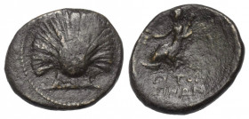 Apulien. Butuntum.

 Bronze. Ca. 275 - 225 v. Chr.
Vs: Muschel.
Rs: Nackter Mann mit Kantharos und Keule auf Delfin nach links reitend.

19 mm. ...