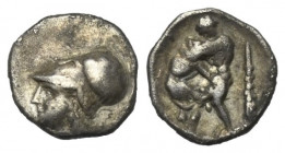 Apulien. Teate.

 Diobol (Silber). Ca. 400 - 375 v. Chr.
Vs: Kopf der Athena mit korinthischem Helm links.
Rs: Herakles mit dem nemeischen Löwen k...