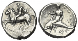 Kalabrien. Tarent.

 Didrachme oder Nomos (Silber). Ca. 302 - 280 v. Chr.
Vs: Nackter Jüngling mit Schild nach links galoppierend; im Feld rechts S...