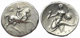 Kalabrien. Tarent.

 Didrachme oder Nomos (Silber). Ca. 280 - 272 v. Chr.
Vs: Jugendlicher Reiter zu Pferde nach rechts reitend; im Feld links oben...