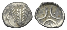 Lukanien. Metapont.

 Trihemiobol (Silber). Ca. 470 - 440 v. Chr.
Vs: Getreideähre.
Rs: Drei Sicheln und vier Punkte. 

11 mm. 0,64 g. 

HGC 1...