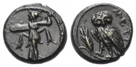 Lukanien. Metapont.

 Bronze. Ca. 250 - 207 v. Chr.
Vs: Athena Promachos mit Speer und Schild nach links stehend.
Rs: META. Eule auf Kornähre nach...