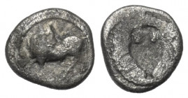 Lukanien. Sybaris.

 Triobol (Silber). Ca. 510 - 475 v. Chr.
Vs: Stier nach links stehend, Kopf nach rechts gewendet.
Rs: Incuse Amphora.

11 mm...