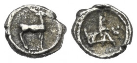 Bruttium. Kaulonia.

 Diobol (Silber). Ca. 475 - 425 v. Chr.
Vs: Hirsch nach rechts stehend.
Rs: KAVL.

10 mm. 0,72 g. 

Noe (1958) -; HN Ital...