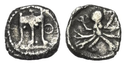 Bruttium. Kroton.

 Obol (Silber). Um 430 v. Chr.
Vs: Dreifuß, im Feld rechts...