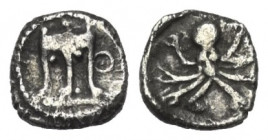 Bruttium. Kroton.

 Obol (Silber). Um 430 v. Chr.
Vs: Dreifuß, im Feld rechts Theta.
Rs: Oktopus mit ausgebreiteten Fangarmen.

8 mm. 0,42 g. 
...