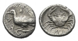 Sizilien. Akragas.

 Litra (Silber). Ca. 450 - 439 v. Chr.
Vs: Adler mit angelegten Flügeln auf ionischem Kapitell nach links stehend.
Rs: Krabbe,...