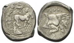 Sizilien. Gela.

 Tetradrachme (Silber). Ca. 440 - 430 v. Chr.
Vs: Quadriga langsam nach links fahrend, darüber Nike nach rechts fliegend; im Absch...