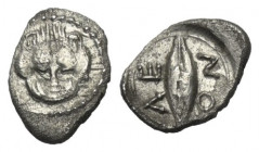 Sizilien. Leontinoi.

 Obol (Silber). Ca. 476 - 466 v. Chr.
Vs: Löwenkopf en face.
Rs: Getreidekorn.

11 mm. 0,60 g. 

HGC 2, 687.
 Sehr schö...