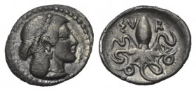 Sizilien. Syrakus. 2. Demokratie (466 - 405 v. Chr.).

 Litra (Silber). Ca. 460 - 450 v. Chr.
Vs: Kopf der Arethusa rechts.
Rs: Oktopus.

13 mm....