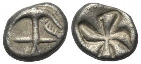Thrakien. Apollonia Pontika.

 Drachme (Silber). Ca. 494 - 470 v. Chr.
Vs: Anker, rechts Krebs.
Rs: Swastika in vertieftem Quadrat; Delfine zwisch...