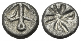 Thrakien. Apollonia Pontika.

 Hemidrachme (Silber). Ca. 494 - 470 v. Chr.
Vs: Anker, links Krebs.
Rs: Swastika in vertieftem Quadrat; Delfine zwi...