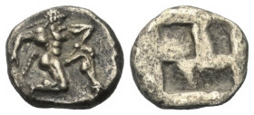 Inseln vor Thrakien. Thasos.

 Diobol (Silber). Ca. 510 - 480 v. Chr.
Vs: Nackter, ithyphallischer Satyr im Knielauf nach rechts.
Rs: Viergeteilte...