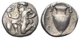 Inseln vor Thrakien. Thasos.

 Trihemiobol (Silber). Ca. 405 - 355 v. Chr.
Vs: Silen mit Kantharos in seiner Rechten im Knielauf nach links; im Fel...
