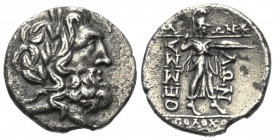 Thessalien. Thessalischer Bund.

 Stater (Silber). 2. - 1. Jhdt. v. Chr.
Vs: Kopf des Zeus mit Lorbeerkranz rechts, dahinter Magistratsname.
Rs: A...
