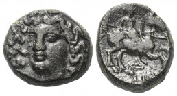 Thessalien. Larissa.

 Bronze. Spätes 3. Jhdt. v. Chr.
Vs: Kopf der Nymphe Larissa in Dreiviertelansicht links.
Rs: Reiter mit Lanze zu Pferde nac...