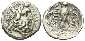 Epiros. Koinon der Epiroten.

 Drachme (Silber). Ca. 232 - 168 v. Chr.
Vs: Kopf des dodonäischen Zeus mit Eichenlaubkranz rechts; Magistrat: Lykisk...