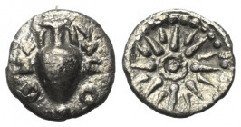 Lokris. Lokri Opuntii. Opous.

 Obol (Silber). Ca. 370 - 360 v. Chr.
Vs: Amphora mit Efeublättern.
Rs: Zwölfstrahliger Stern mit Rosette im Zentru...
