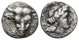 Phokis. Phokischer Bund.

 Hemidrachme (Silber). Ca. 351 - 347 v. Chr.
Vs: Stierkopf en face.
Rs: Kopf des Apollon mit Lorbeerkranz rechts, dahint...