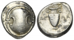 Boiotien. Theben.

 Stater (Silber). Ca. 363 - 338 v. Chr.
Vs: Boiotischer Schild.
Rs: Amphora; Magistrat Agla.

22 mm. 11,65 g. 

Slg. BCD Bo...