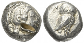 Attika. Athen.

 Tetradrachme (Silber). Ca. 500 - 480 v. Chr.
Vs: Kopf der Athena mit attischem Helm und Ohranhänger rechts.
Rs: Eule nach rechts ...