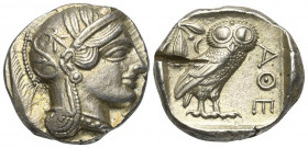 Attika. Athen.

 Tetradrachme (Silber). Ca. 454 - 404 v. Chr.
Vs: Kopf der Athena mit ölzweiggeschmücktem attischem Helm, Ohranhänger und Halskette...