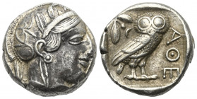 Attika. Athen.

 Tetradrachme (Silber). Ca. 454 - 404 v. Chr.
Vs: Kopf der Athena mit ölzweiggeschmücktem attischem Helm, Ohranhänger und Halskette...
