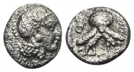 Attika. Athen.

 Diobol (Silber). Ca. 353 - 295 v. Chr.
Vs: Kopf der Athena mit ölzweiggeschmücktem, attischem Helm, Ohranhänger und Halskette rech...