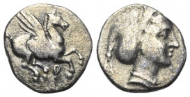 Korinthia. Korinth.

 Drachme (Silber). Ca. 345 - 307 v. Chr.
Vs: Pegasos nach rechts fliegend, darunter Koppa.
Rs: Kopf der Aphrodite mit Sakkos ...