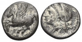 Korinthia. Korinth.

 Drachme (Silber). Ca. 345 - 307 v. Chr.
Vs: Pegasos nach links fliegend, darunter Koppa.
Rs: Kopf der Aphrodite mit Sakkos l...