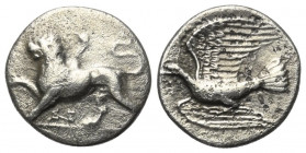 Sikyonien. Sikyon.

 Hemidrachme (Silber). Ca. 330 - 280 v. Chr.
Vs: Chimaira mit erhobener Pranke nach links stehend, darunter Sigma Epsilon.
Rs:...