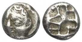 Mysien. Parion.

 Drachme (Silber). 5. Jhdt. v. Chr.
Vs: Gorgoneion en face.
Rs: Linienkreuz mit Mittelpunkt in Quadratum incusum.

11 mm. 2,90 ...