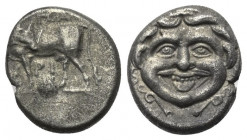 Mysien. Parion.

 Hemidrachme (Silber). 4. Jhdt. v. Chr.
Vs: Stier mit zurückgewandtem Kopf nach links stehend, zwischen den Beinen Muschel.
Rs: K...