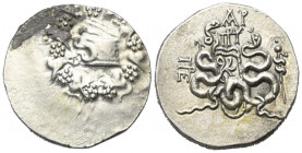 Mysien. Pergamon.

 Cistophor (Silber). Ca. 166 - 67 v. Chr.
Vs: Cista mystica mit halb geöffnetem Deckel, aus der sich eine Schlange herauswindet;...