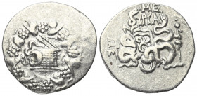 Mysien. Pergamon.

 Cistophor (Silber). Ca. 76 - 67 v. Chr.
Vs: Cista mystica mit halb geöffnetem Deckel, aus der sich eine Schlange herauswindet; ...