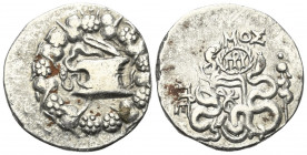 Mysien. Pergamon.

 Cistophor (Silber). Ca. 76 - 67 v. Chr.
Vs: Cista mystica mit halb geöffnetem Deckel, aus der sich eine Schlange herauswindet; ...