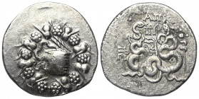 Mysien. Pergamon.

 Cistophor (Silber). Um 76 v. Chr.
Vs: Cista mystica mit halb geöffnetem Deckel, aus der sich eine Schlange herauswindet; das Ga...