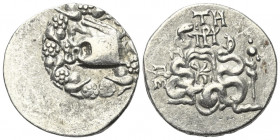 Mysien. Pergamon.

 Cistophor (Silber). Ca. 76 - 67 v. Chr.
Vs: Cista mystica mit halb geöffnetem Deckel, aus der sich eine Schlange herauswindet; ...