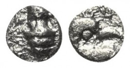 Ionien. Ephesos.

 Tetartemorion (Silber). Ca. 500 - 420 v. Chr.
Vs: Biene.
Rs: Adlerkopf rechts, darüber Ethnikon.

5 mm. 0,18 g. 

SNG Kayha...