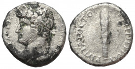 Kappadokien. Kaisareia (Caesarea). Hadrianus (117 - 138 n. Chr.).

 Didrachme (Silber).
Vs: Kopf mit Lorbeerkranz links.
Rs: Keule.

20 mm. 5,58...