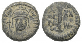 Iustinianus I. (527 - 565 n. Chr.).

 Decanummium. 562 - 563 n. Chr. Ravenna.
Vs: Büste mit Helm, Panzer, Kreuzglobus und Schild en face.
Rs: Wert...