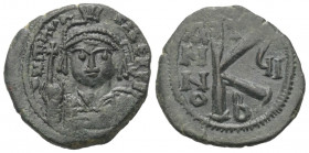 Tiberius II. Constantinus (578 - 582 n. Chr.).

 1/2 Follis (20 Nummi, Kupfer). Constantinopolis.
Vs: Büste mit Helm, Diadem, Panzer, Kreuzglobus u...