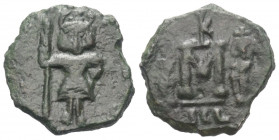 Constantinus IV. Pogonatus (668 - 685 n. Chr.).

 Follis (Kupfer). 668 - 674. Syracus.
Vs: Konstantin, stehend, mit Helm und Kürass und Speer in de...