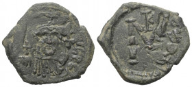 Constantinus IV. Pogonatus (668 - 685 n. Chr.).

 Follis. 668 - 674 n. Chr. Syrakus.
Vs: Constantinus mit Krone, Panzer und Kreuzglobus en face.
R...