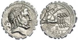 ANTONIA. Denario. Roma (83-82 a.C.). R/ La Victoria en cuádriga a der. con palma y corona de laurel, debajo letra E. FFC-156. SB-1. B.O. EBC.