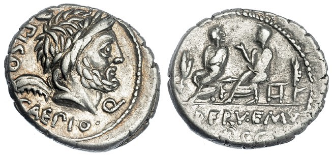 CALPURNIA. Denario. Roma (100 a.C.). R/ Los dos cuestores, Piso y Caepio, sentad...