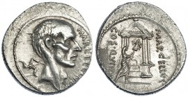 CLAUDIA. Denario. Roma (50 a.C.). A/ Cabeza del cónsul M. Claudius Marcelus a der., detrás: trisquel, delante: MARCELLIVS. R/ El cónsul colocando trof...